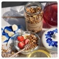 miodowa-granola-z-pylkiem-pszczelim-skarby-roztocza-z-jogurtem