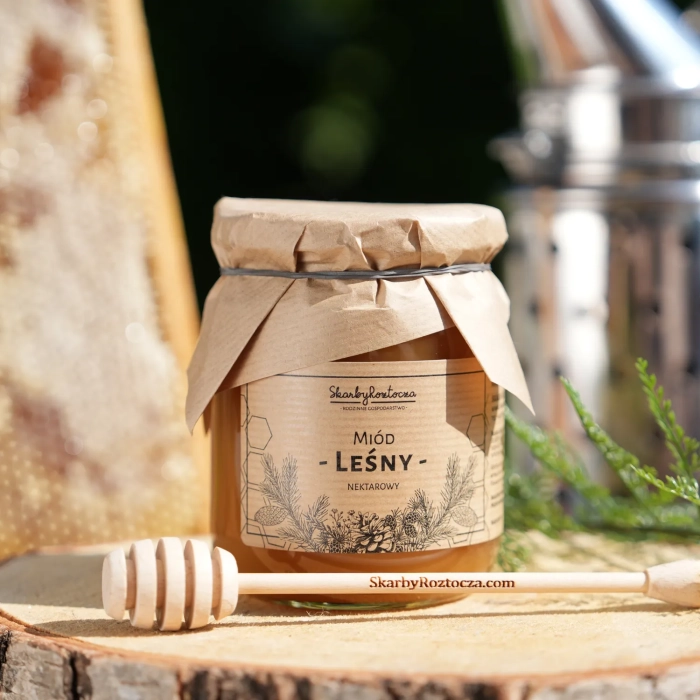 miod-lesny-650g-skarby-roztocza-produktowe-kwadrat-front-konsystencja.webp