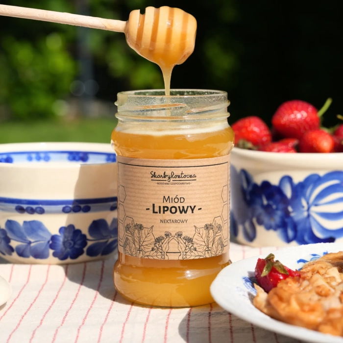 miod-lipowy-370g-skarby-roztocza-produktowe-kwadrat-front-konsytencja-nabierak.webp