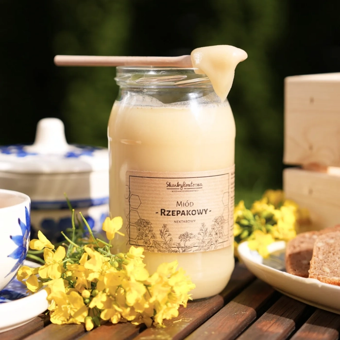 miod-rzepakowy-1000g-skarby-roztocza-kwadrat-front-produktowe-konsystencja.webp