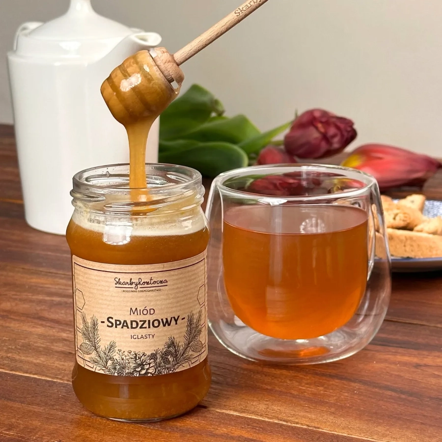 miod-spadziowy-iglasty-1000g-skarby-roztocza-produktowy-kwadrat-konsystencja-herbata.webp