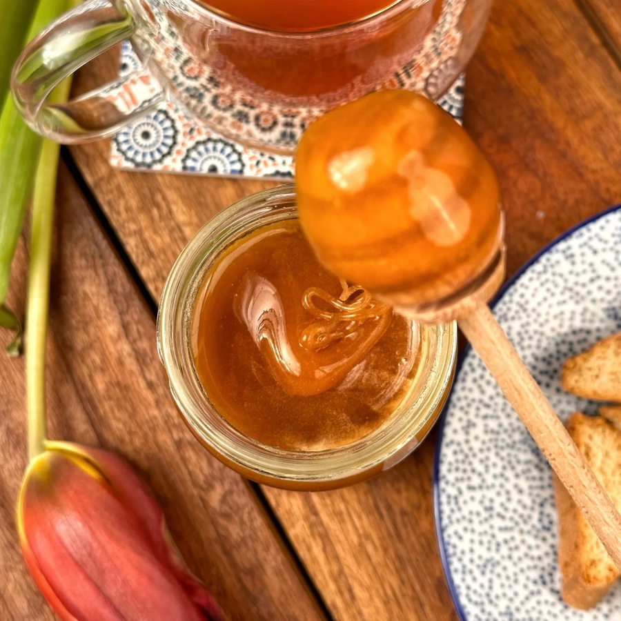 miod-spadziowy-iglasty-1000g-skarby-roztocza-produktowy-kwadrat-konsystencja-nabierak.webp