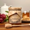 miod-spadziowy-iglasty-650g-skarby-roztocza-produktowy-kwadrat-konsystencja-front.webp