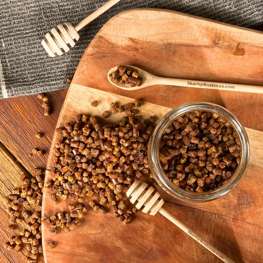 pierzga-pszczela-skarby-roztocza-produktowy-kwadrat-konsystencja-granulki-2.webp