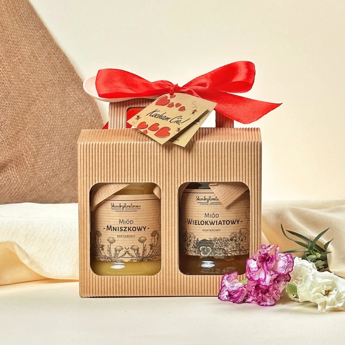 traditionelles Geschenkset Karton Fenster 2 Honige Löffel Skarby Roztocza Produkt quadratisch Wünsche Geschenk Schleife Band rot