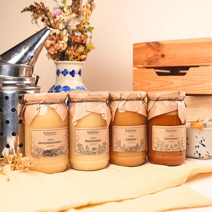 zestaw-roznych-miodow-4-duzych-sloikow-produktowe-front.webp