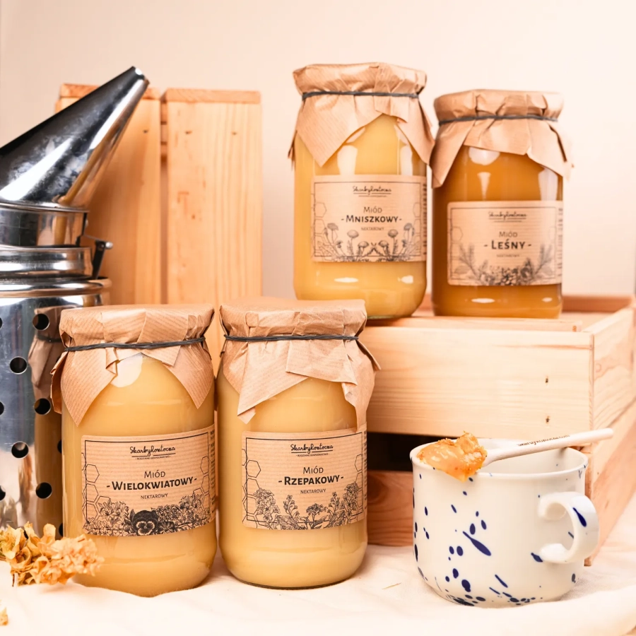 zestaw-roznych-miodow-4-duzych-sloikow-produktowe.webp