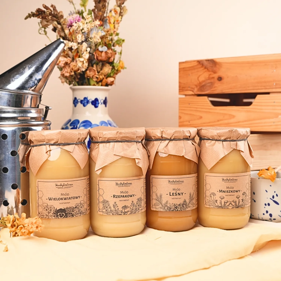 zestaw-roznych-miodow-4-duzych-sloikow-produktowe2.webp