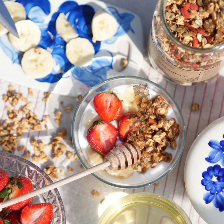 Schätze von Roztocze Granola mit Bienenbrot Frühstück Honig Honiglöffel