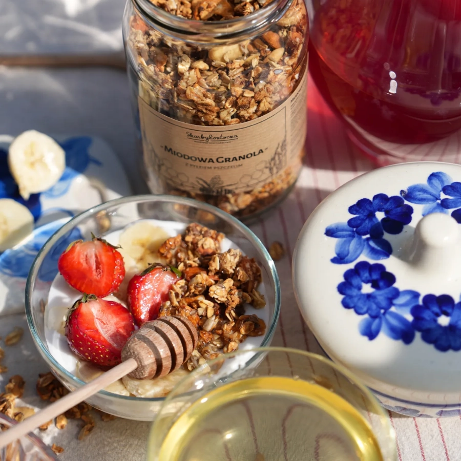 schätze von roztocze granola mit blütenpollen quadrat joghurt frühstück löffel honig