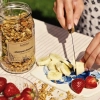 schätze von roztocze granola mit blütenpollen quadrat frühstück früchte